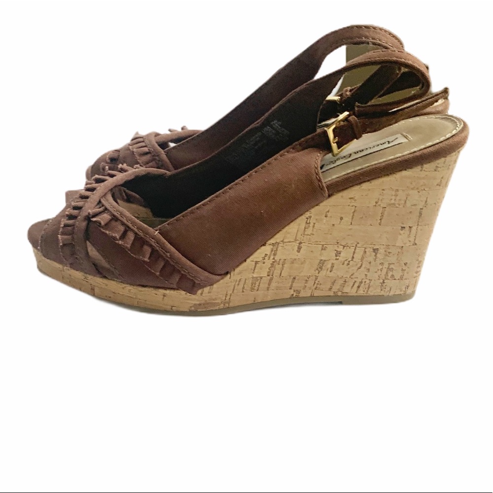 AEO Ruffle Peep Toe Wedge size 7W - Picture 6 of 12